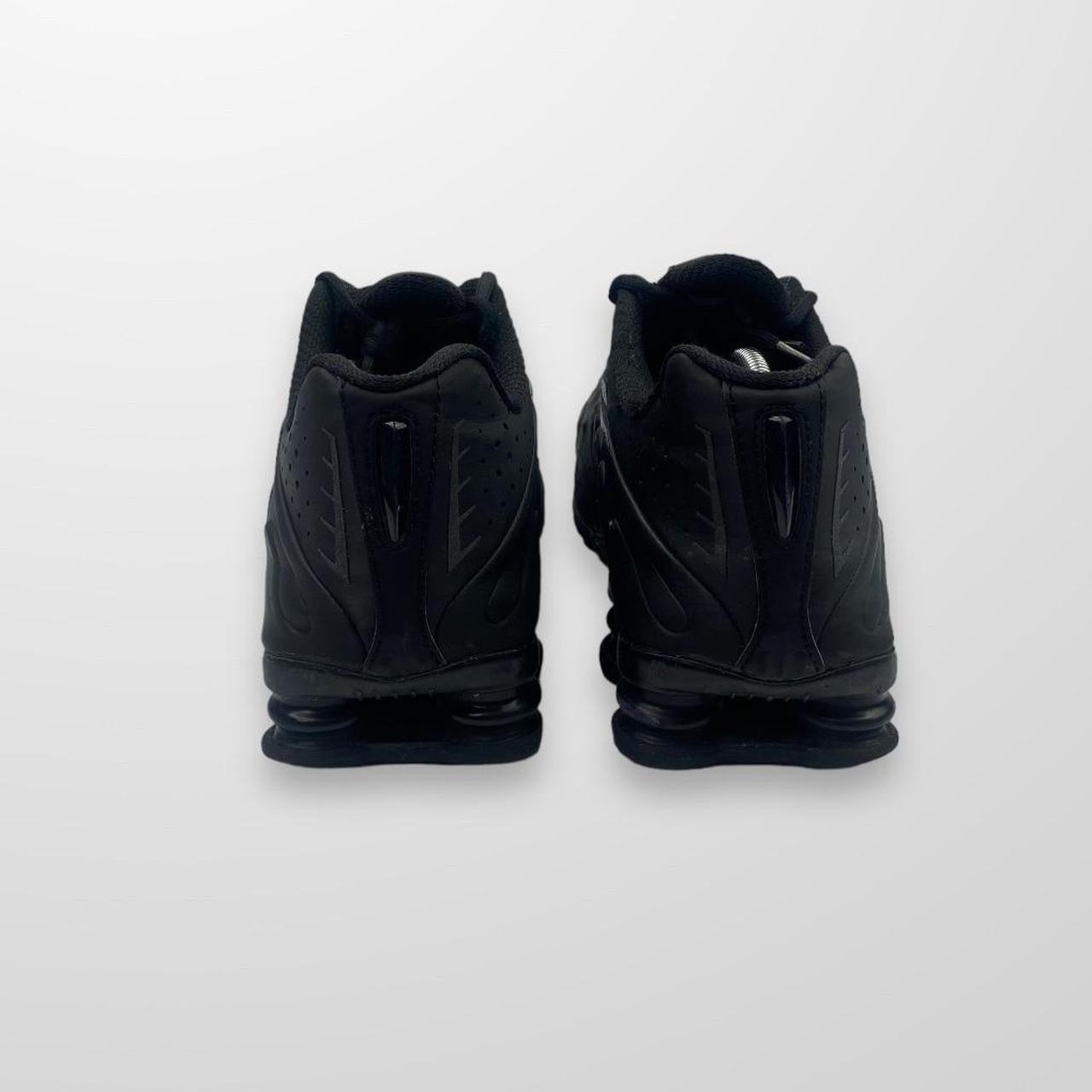 Nike Shox R4 Trainers In Triple Black