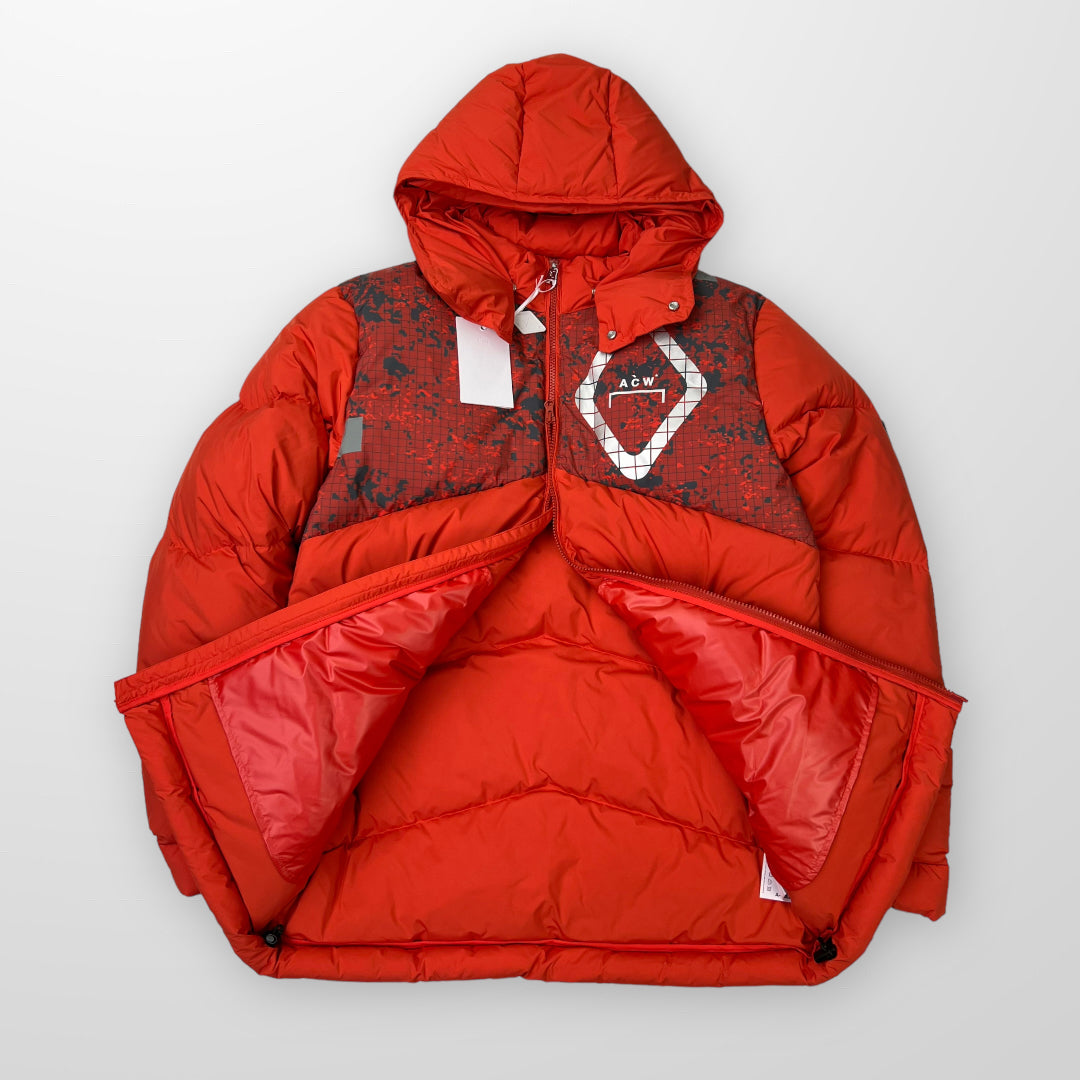 A cold shop wall down jacket